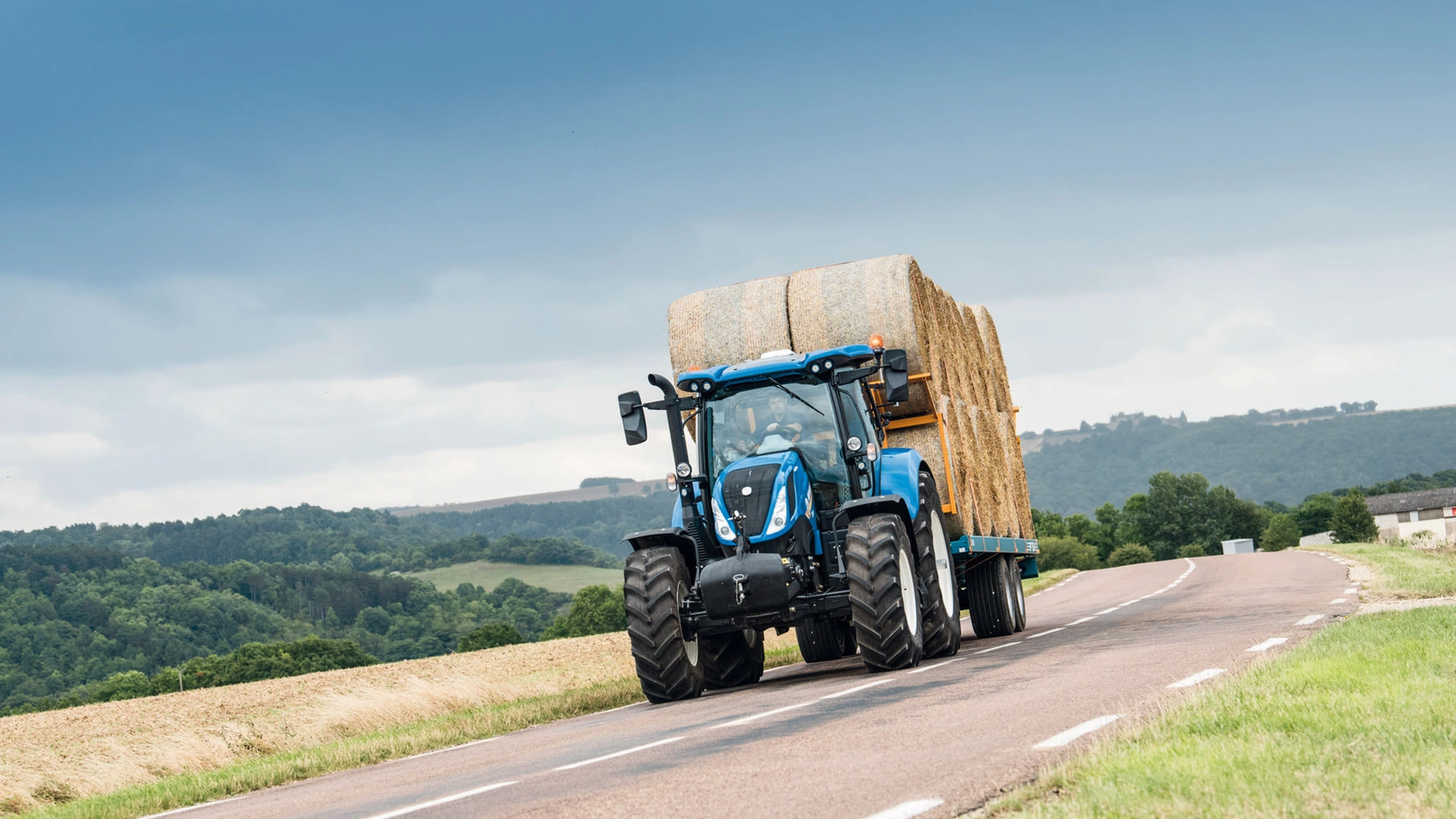 New Holland T5 Dynamic Command & Auto Command tractor transporting bales