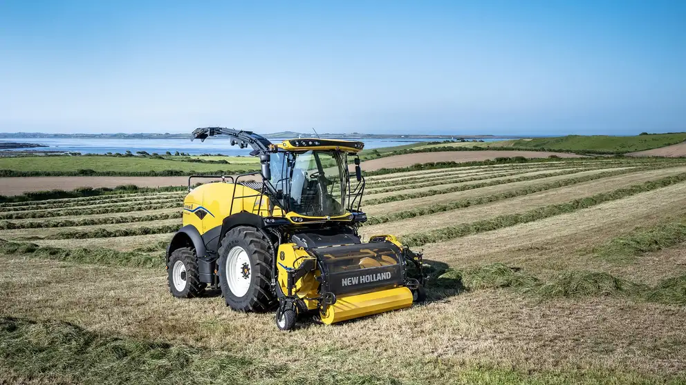 New UltraFeed™ grass pick-up maximises potential intake of restyled New Holland FR forage harvesters