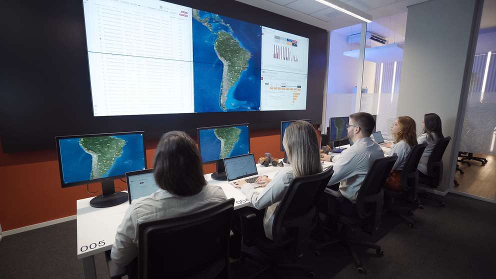 Na central do SiteConnect a equipe garante monitoramento remoto e telemetria CASE.