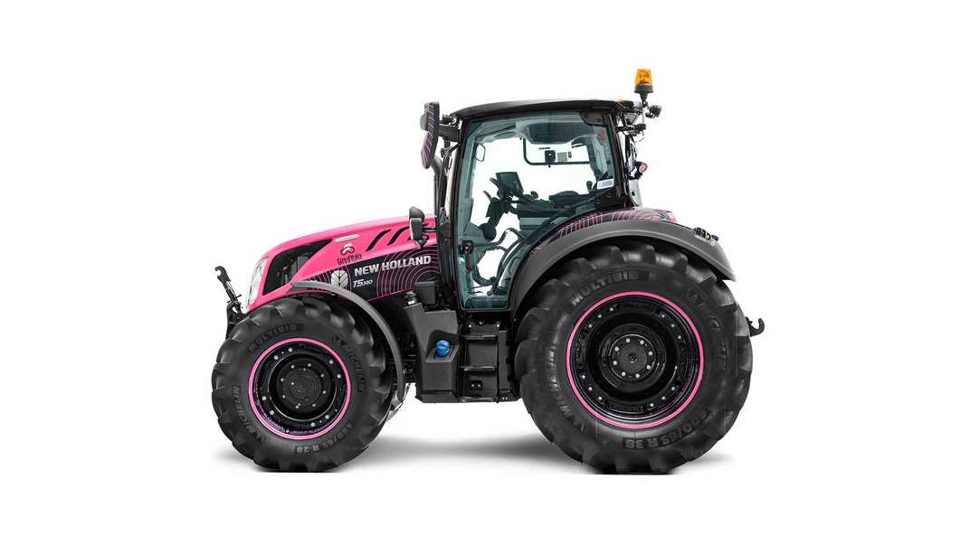 New Holland traktor har førertrøjen på under Giro D’italia