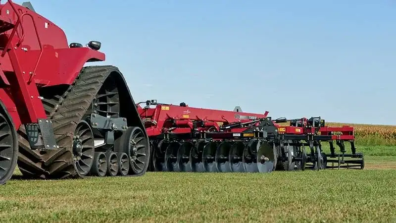 close up of Steiger tractor and Ecolo-tiger 875 in green field