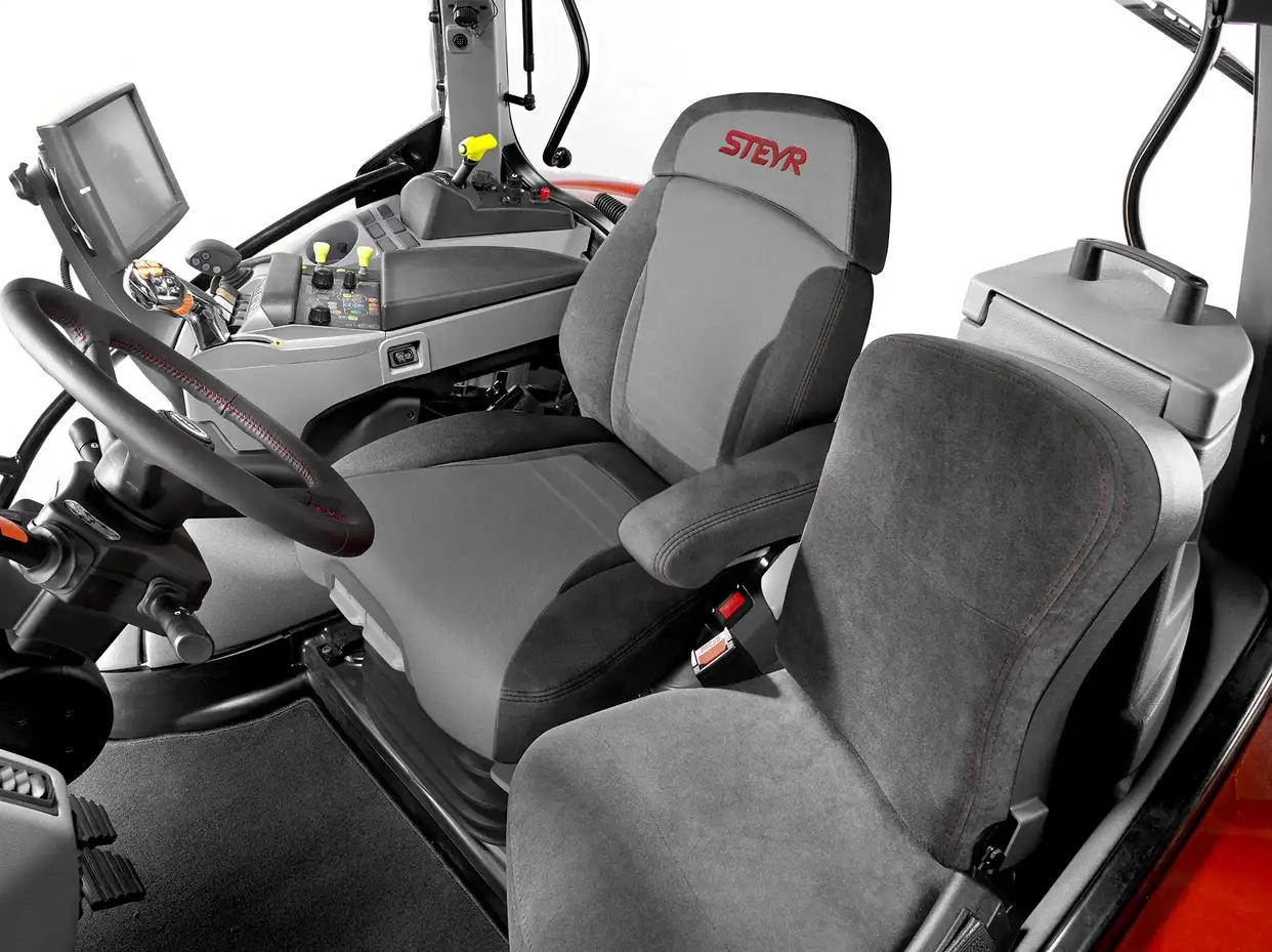 Steyr_4145_profi_cabin_dual_motion_seat_1708_001