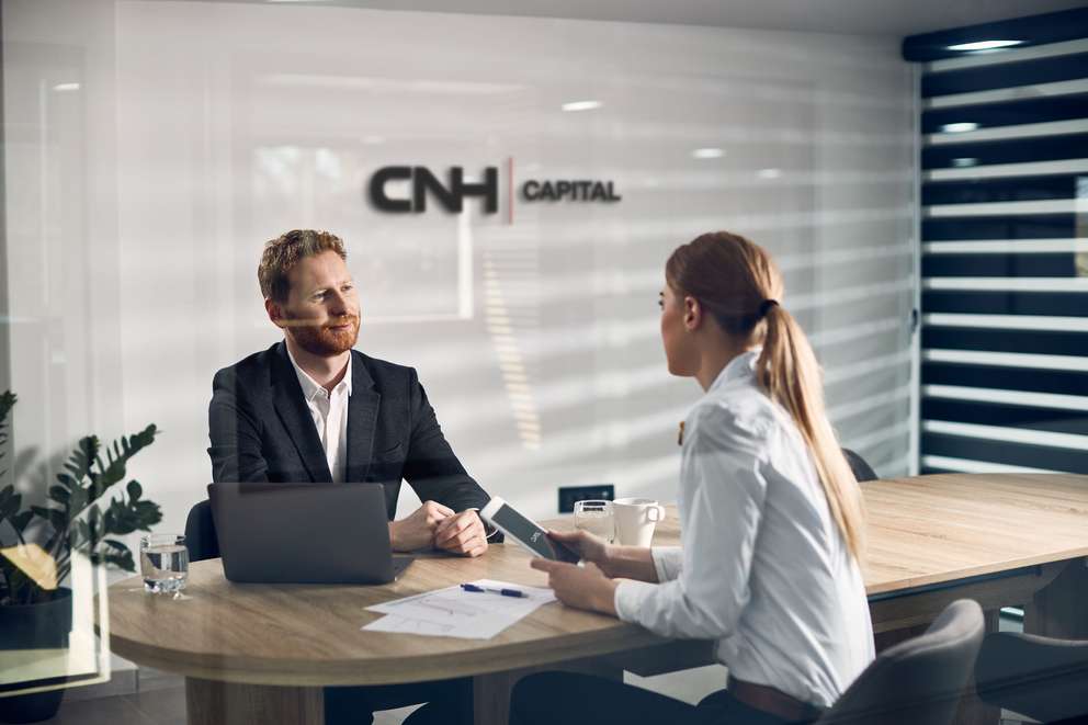 Colaboradores do Banco CNH representando a parceria para financiamento.