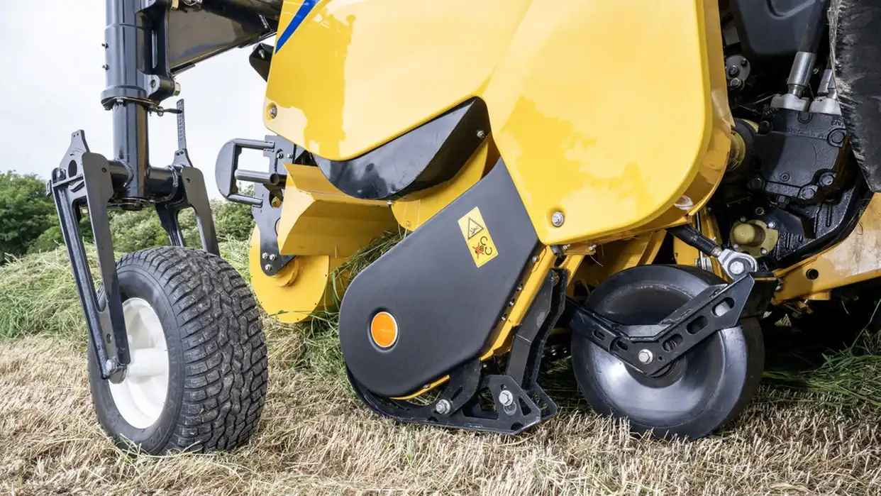 ULTRAFEED™ GRASS PICK-UP - Two rear ground supports for perfect balance