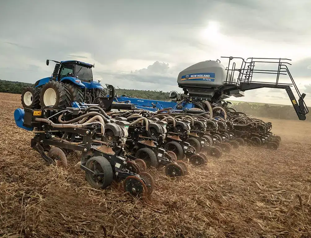 plantadeiras new holland modelo pl7000 em campo com foco nas linhas
