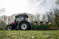 STEYR Traktoren_ FCTRAC_ploughing_Credit_Hinterdorfer.jpg