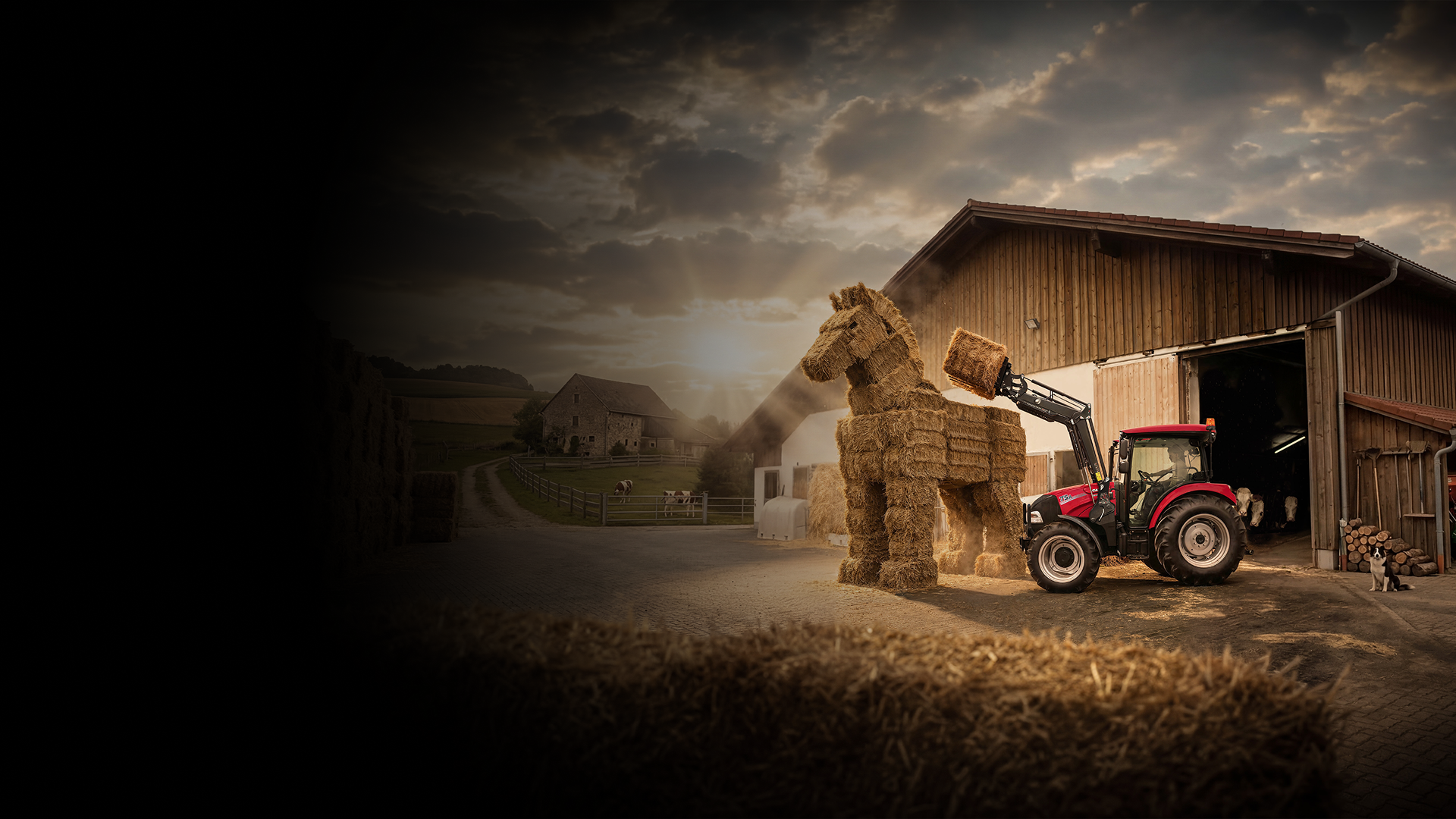 Case IH Traktor mit Frontlader baut eine Pferdeskulptur aus Strohballen vor einer Scheune