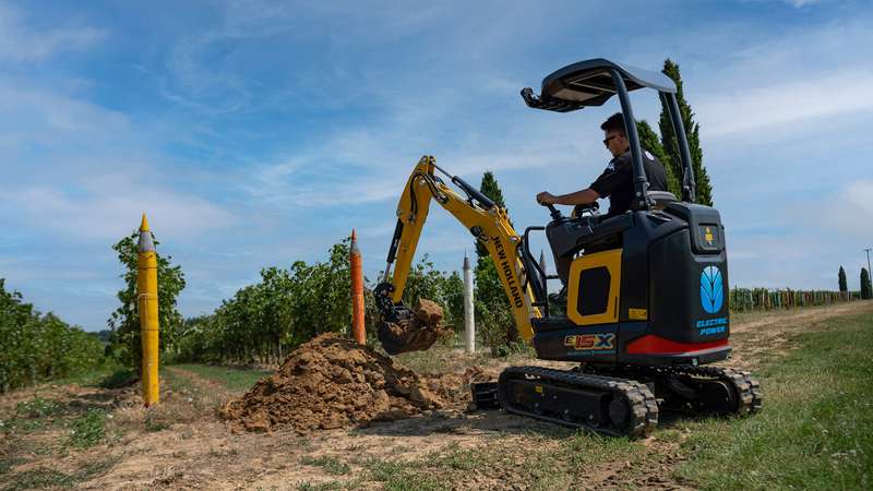 New Holland ottiene la menzione per i premi per l'innovazione dell’EIMA per il suo mini escavatore elettrico e per le novità riguardanti i video di istruzioni