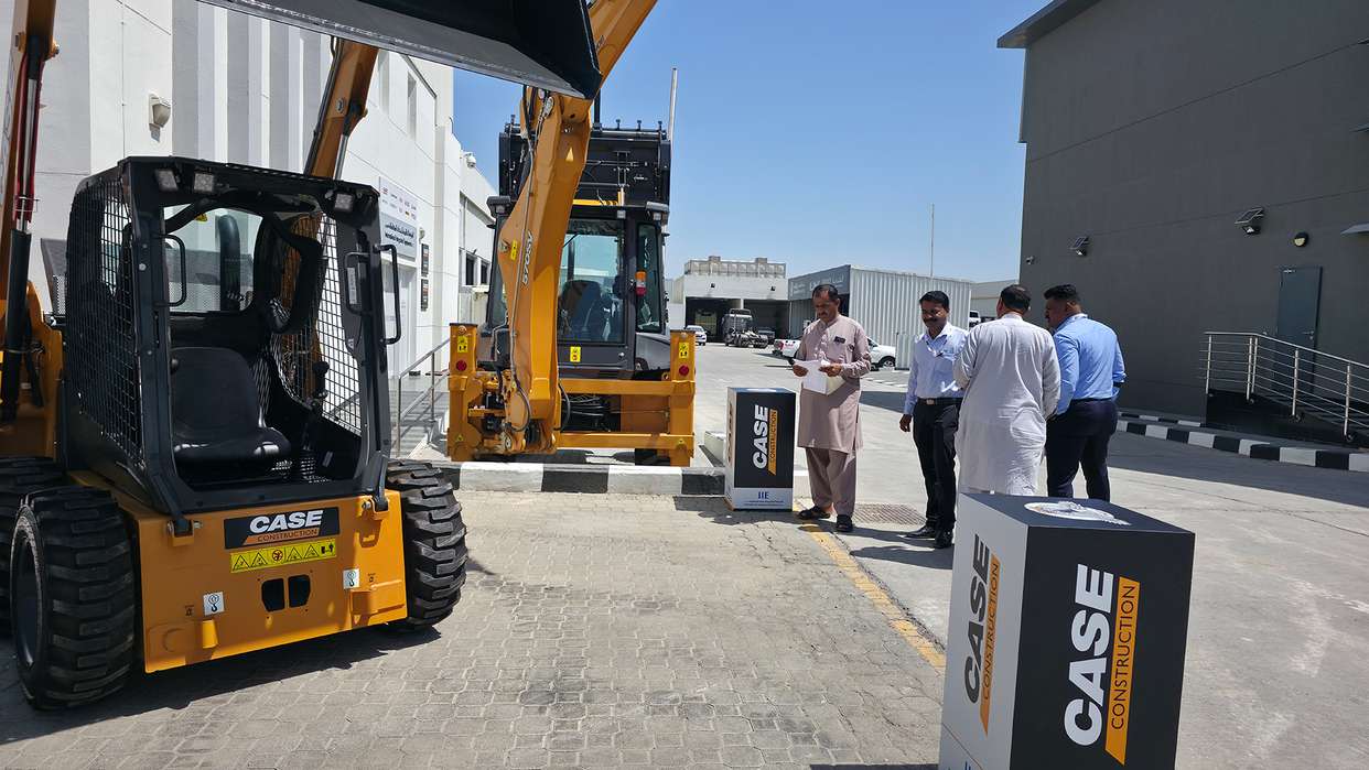 CASE Construction Equipment and IIE Reinforce Strong Market Presence in Oman with Exclusive Customer Event and Machine Handover