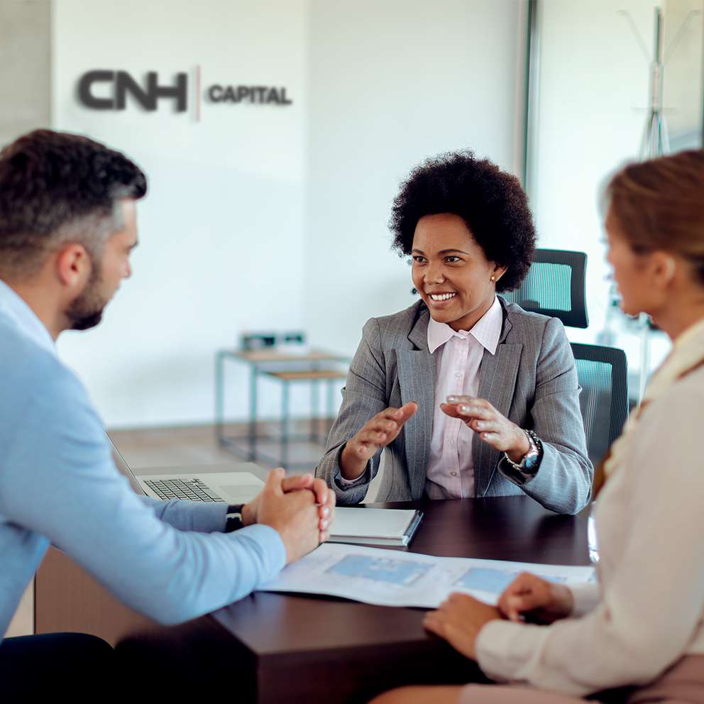 Reunião representando a disponibilidade da equipe do Banco CNH em ajudar os clientes no financiamento.