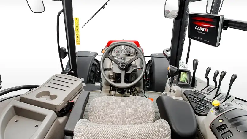 Trator Max com cabine espaçosa, projetada para o conforto do operador durante longas jornadas de trabalho.