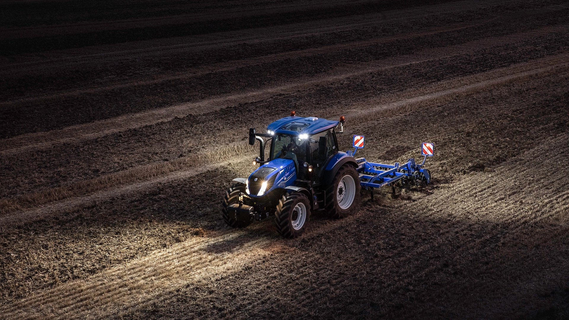 T5 DYNAMIC COMMAND™ ＆ AUTO COMMAND™ tractor in action at night