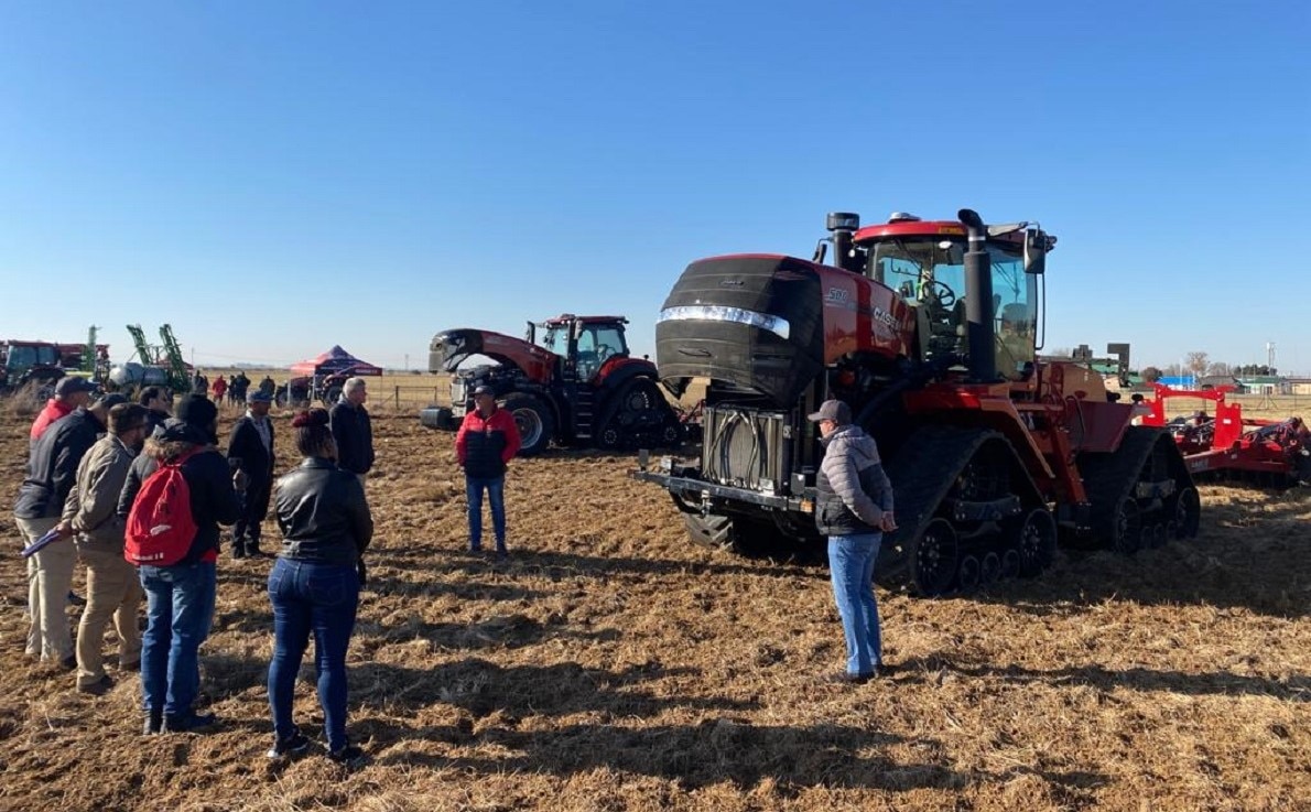 01-CASE-IH_Training on the field_Quadtrac 500 and Magnum Rowtrac.png