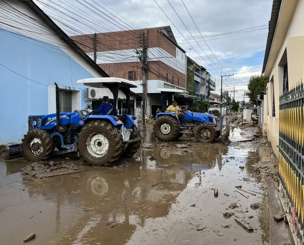 Relief Tractors Flooding