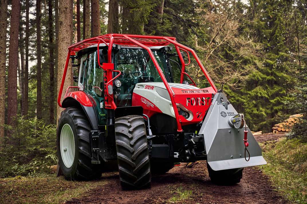 Trattore Forestry STEYR Expert CVT rosso in un bosco