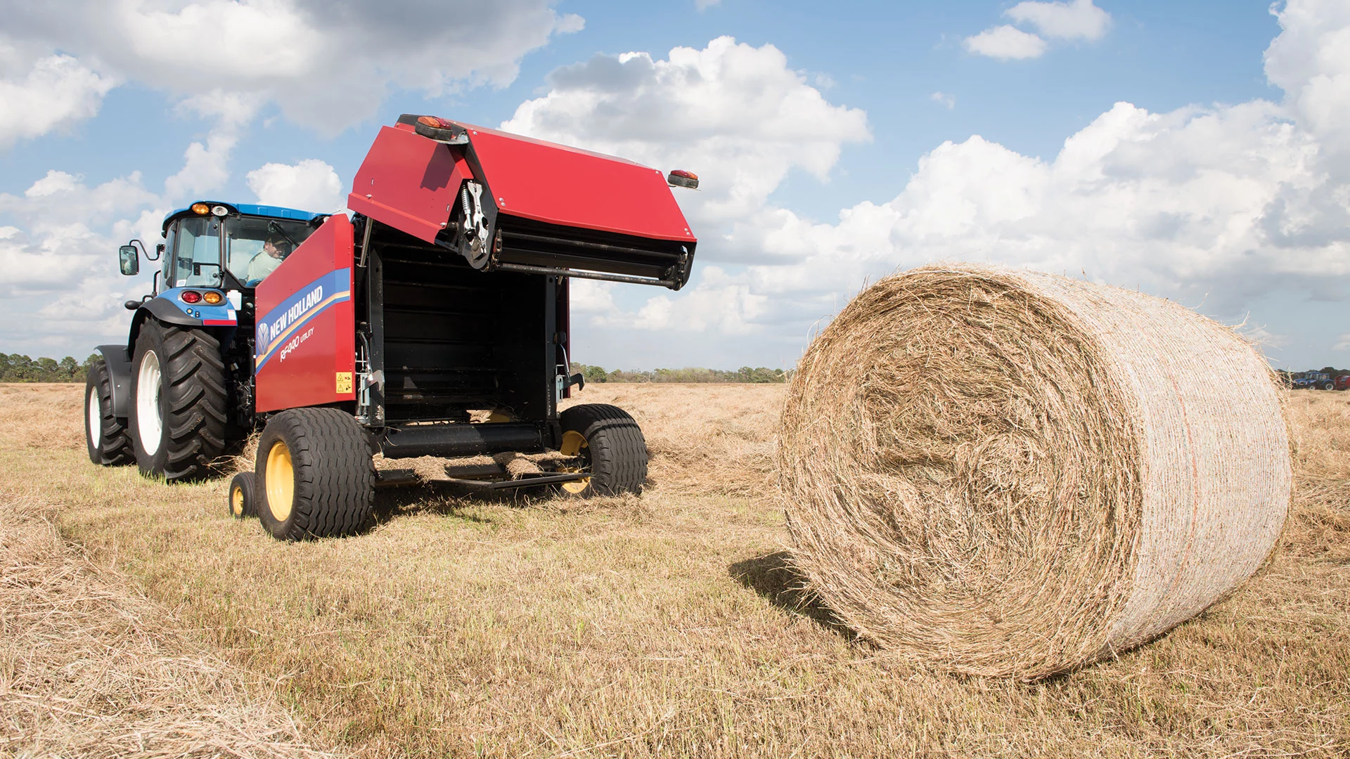 RF Fixed Chamber Round Baler - Media Gallery