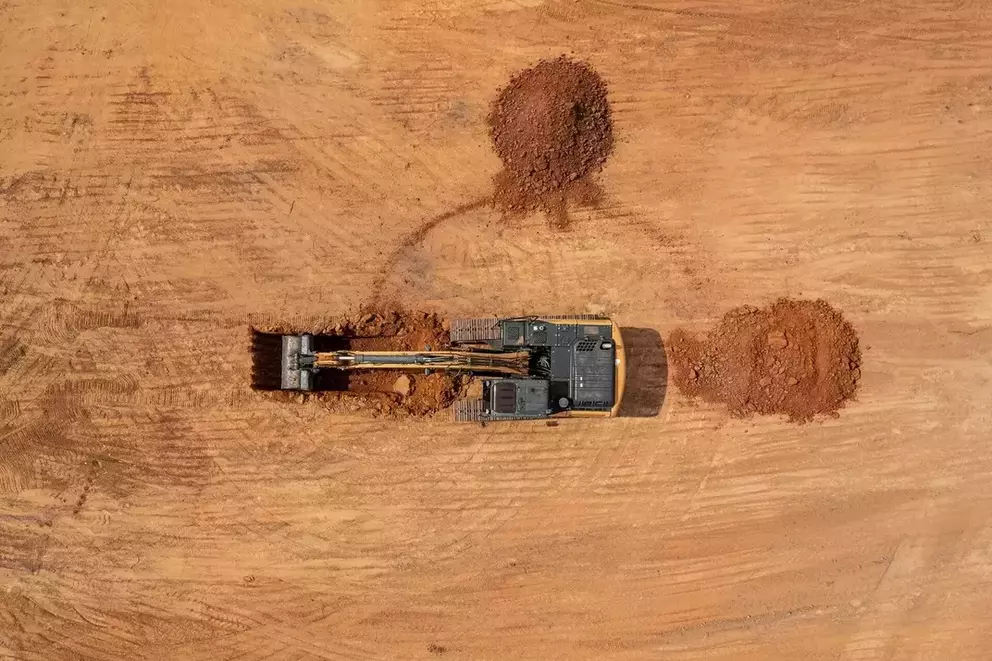 foto aérea da escavadeira hidráulica da Case Construction cavando a terra vermelha. 