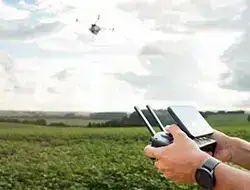 operador-com-monitor-de-drone.png