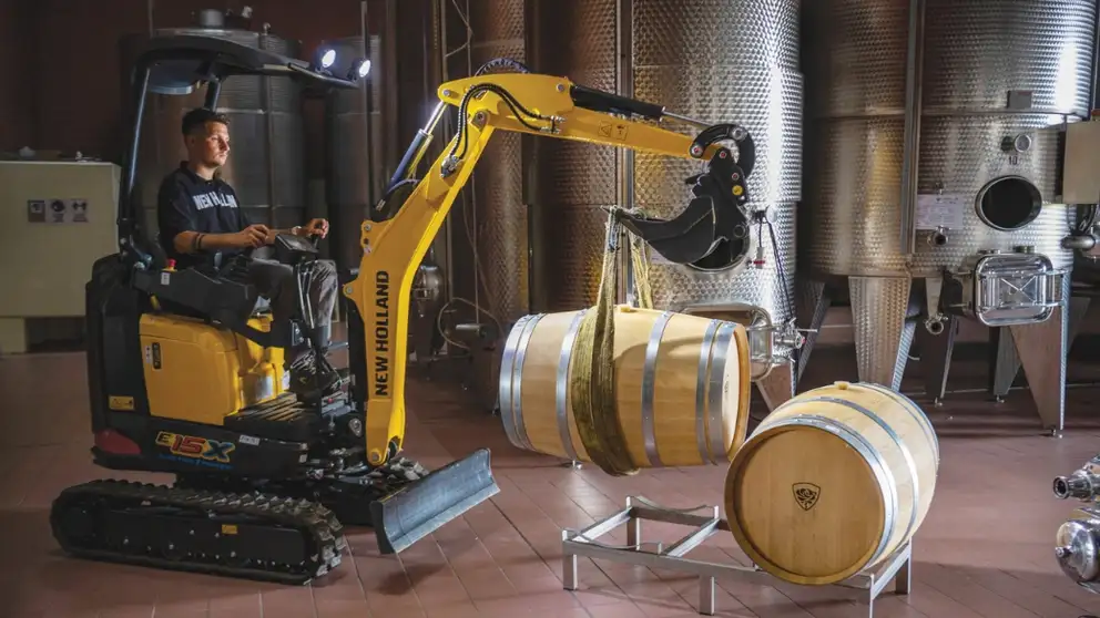 L’excavatrice E15X est utilisée pour soulever un baril
