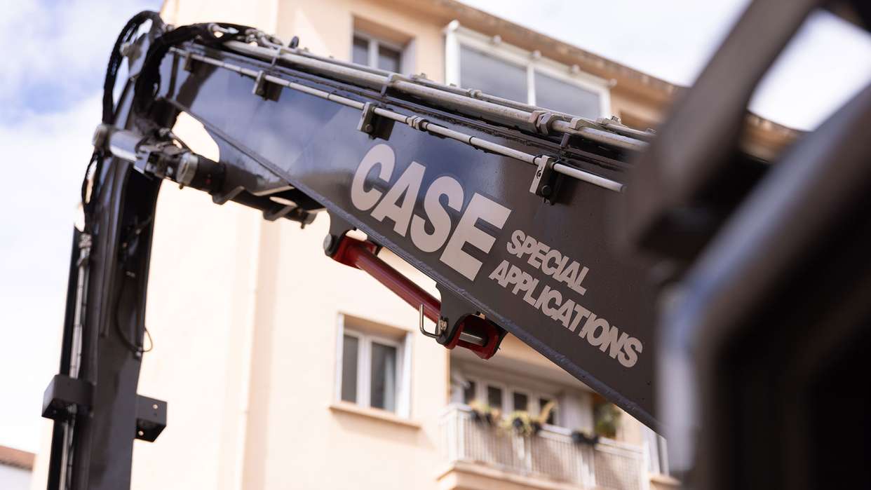 CASE Special Applications impiega a lione il primo escavatore da demolizione ad alto sbraccio ultracompatto