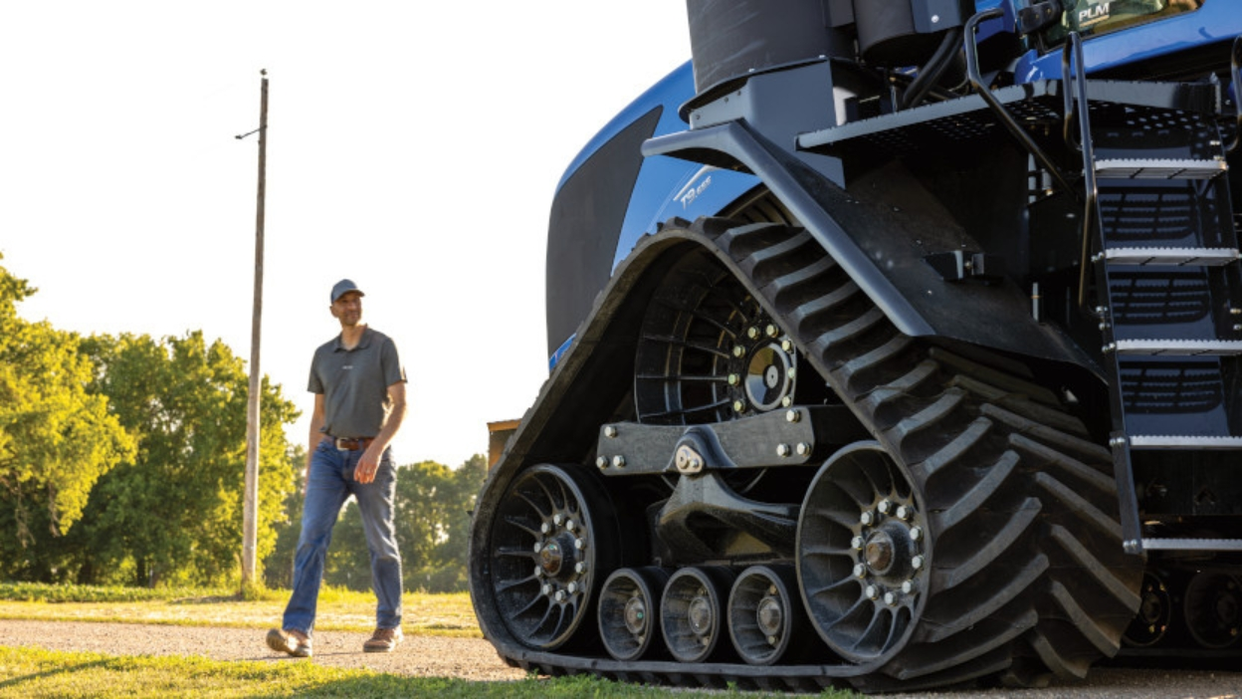 New Holland T9 tractor with SmartTrax™