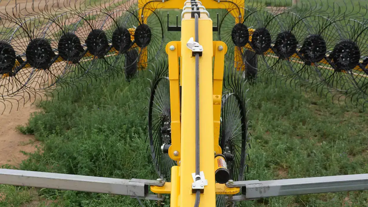 New Holland DuraVee and DuraVee Plus trailing rake working in field