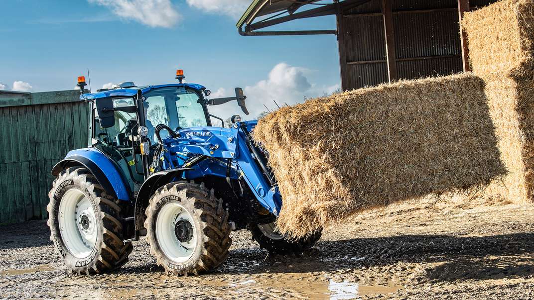 Nuovo stile all'esterno, nuove funzionalità all'interno: il trattore New Holland T5 Dual Command di nuova generazione