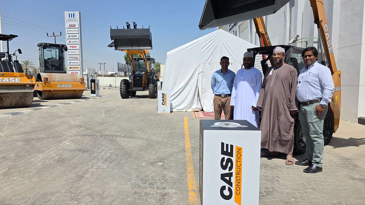 CASE Construction Equipment and IIE Reinforce Strong Market Presence in Oman with Exclusive Customer Event and Machine Handover