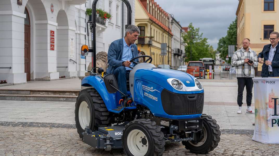 Nowy kompaktowy pomocnik w Płocku: Ciągnik New Holland Boomer 25 wspiera Zakład Aktywności Zawodowej
