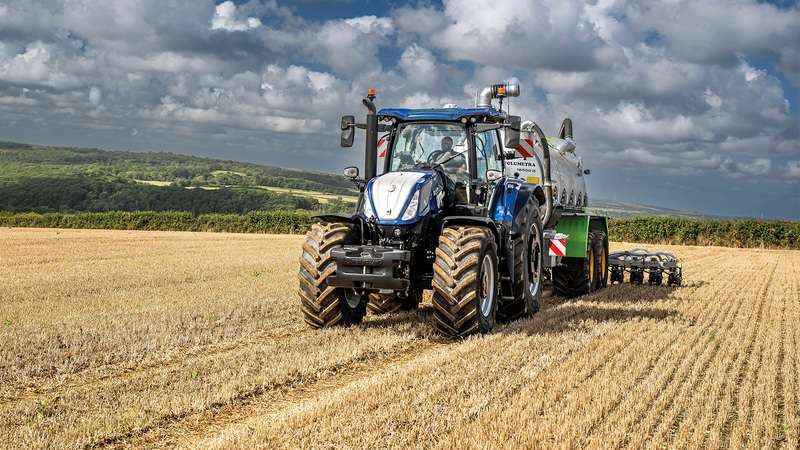 Nowy flagowy model w gamie ciągników New Holland T7 o długim rozstawie osi to najwyższy poziom możliwości i osiągów