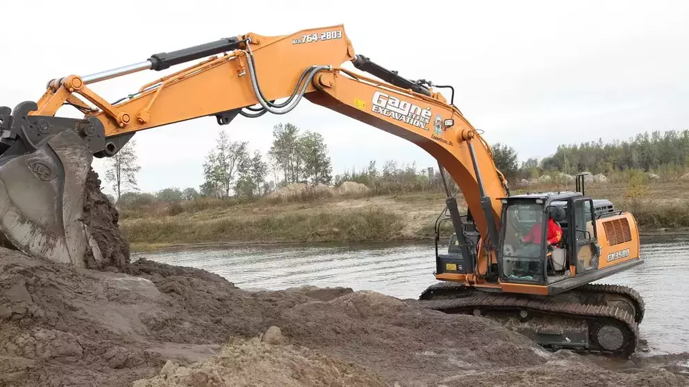 CASE-CX350D-Excavator-Provides-Speed-Fuel-Efficiency-and-Power-for-Family-Owned-Business-in-Ontario_V1