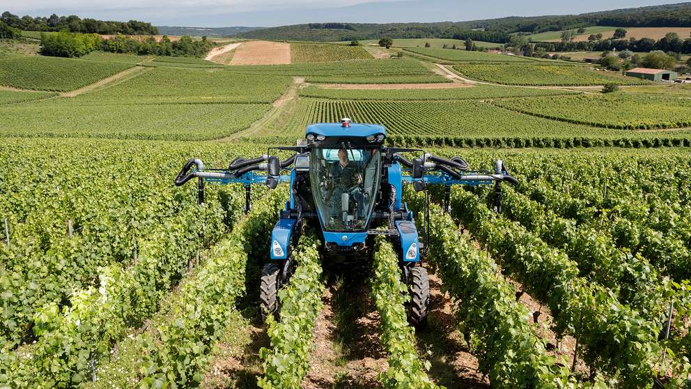 New Holland améliore sa gamme de tracteurs enjambeurs et récolteuses pour vignobles étroits afin d'en accroître l'efficacité