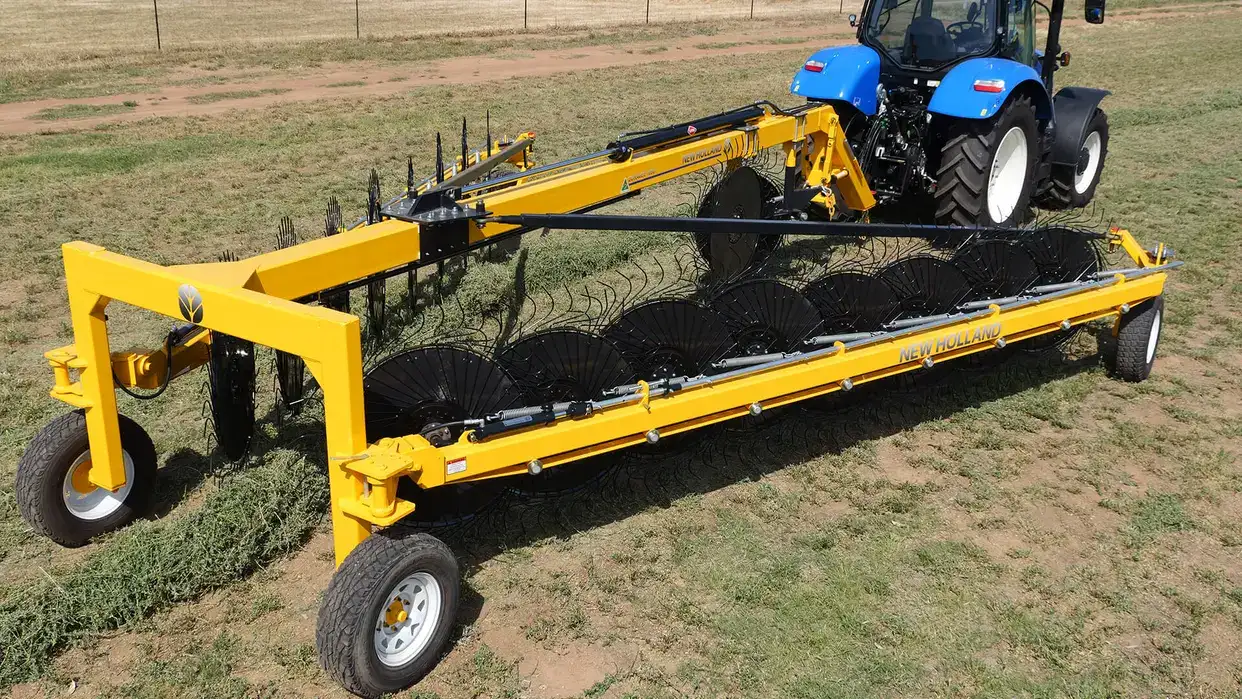 New Holland DuraVee and DuraVee Plus trailing rake working in field