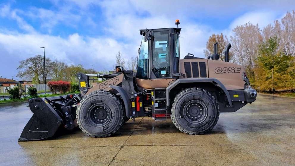 CASE Construction Equipment expose une Chargeuse sur Pneus spéciale armée lors du Salon international Eurosatory en juin en France