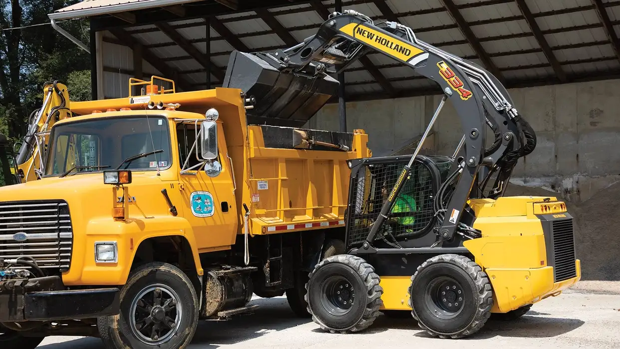  Skid Steer Loaders - SUPERIOR SUPER BOOM® DUMP HEIGHT AND REACH