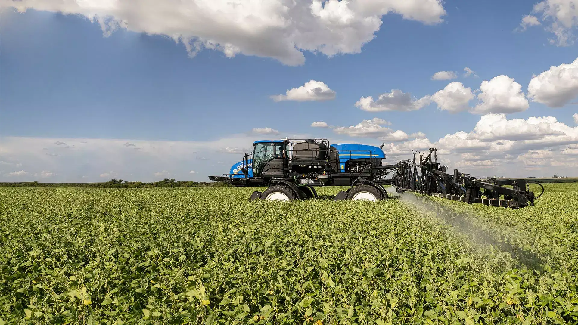 pulverizadores new holland modelo defensor 2500 em campo lateralizado pulverizando