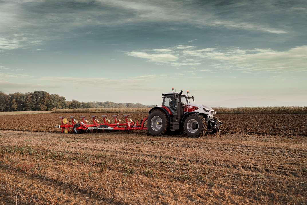 STEYR Traktoren_6440 Cervus CVT_Field_v2.jpg