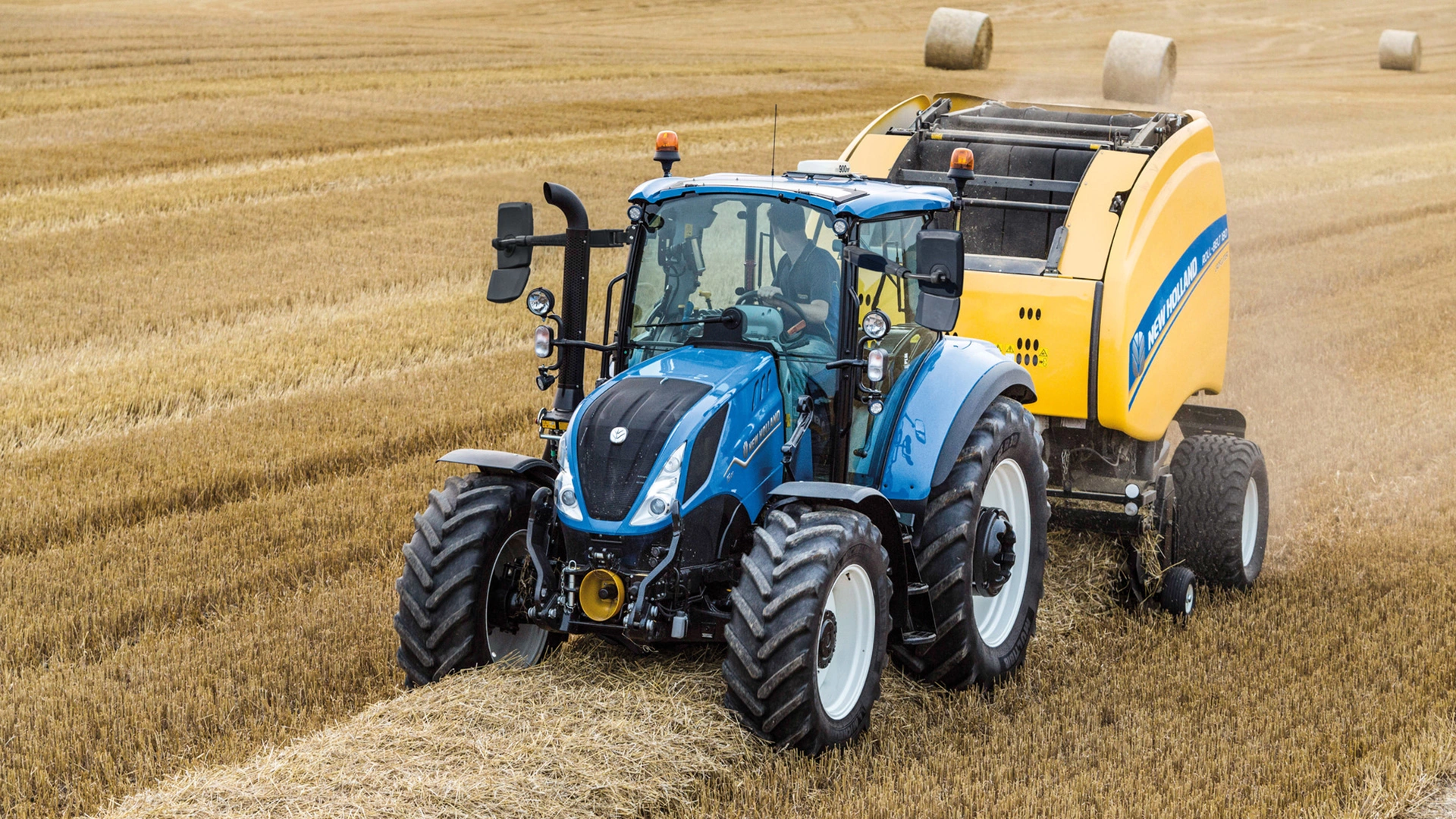 T5 Electro Command - Tractor with baler