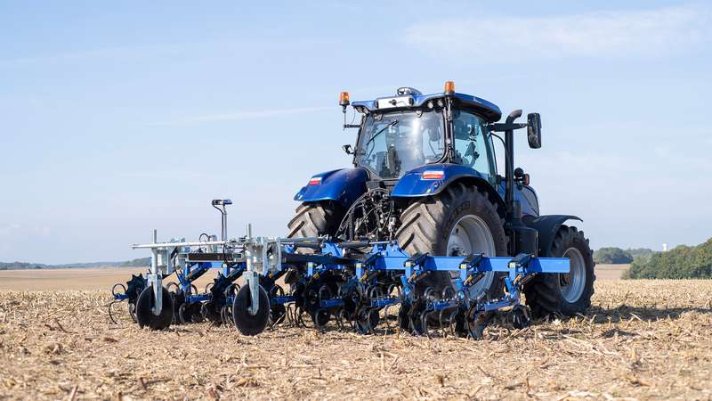 New Holland präsentiert fahrerlosen T8-Traktor mit Raven Autonomy™ auf der SIMA in Paris