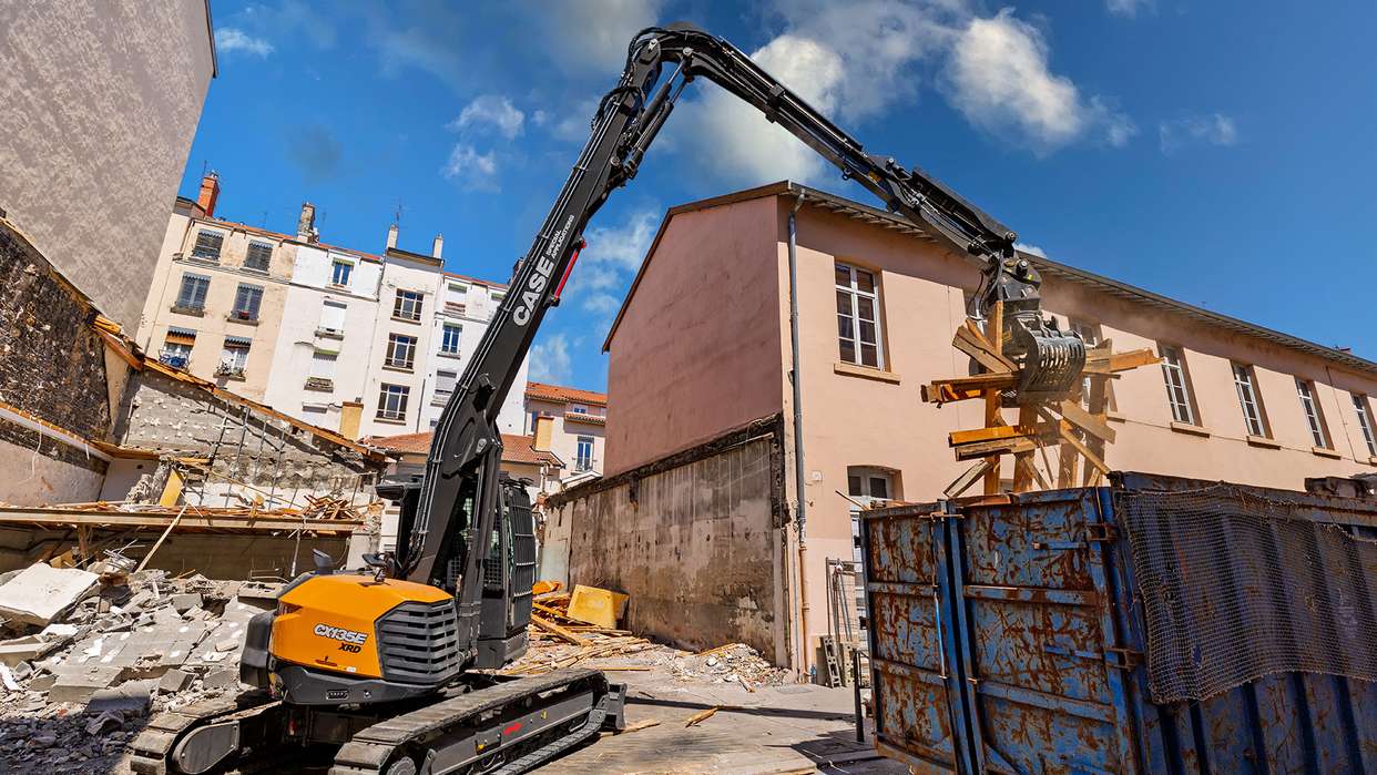 CASE Special Applications impiega a lione il primo escavatore da demolizione ad alto sbraccio ultracompatto