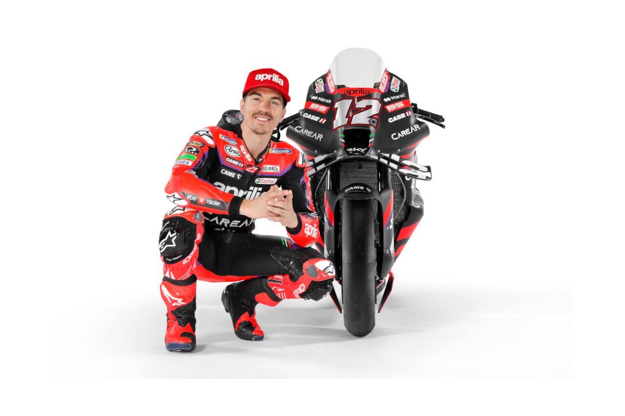 CASE IH_Sponsorship Aprilia Racing_Maverick Vinales and new bike front_ph@Aprilia Racing_margin