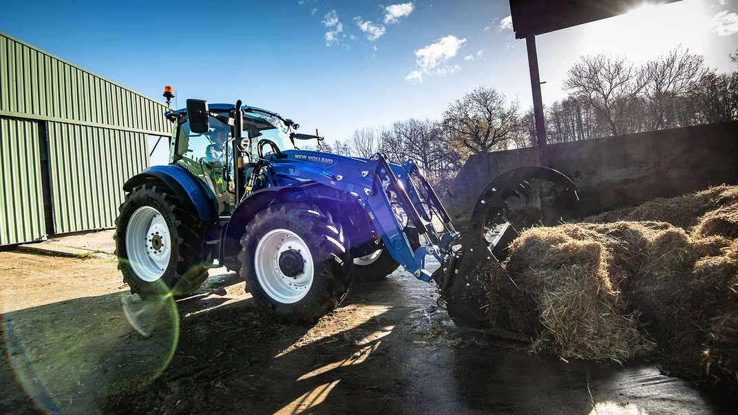 Nuovo stile all'esterno, nuove funzionalità all'interno: il trattore New Holland T5 Dual Command di nuova generazione