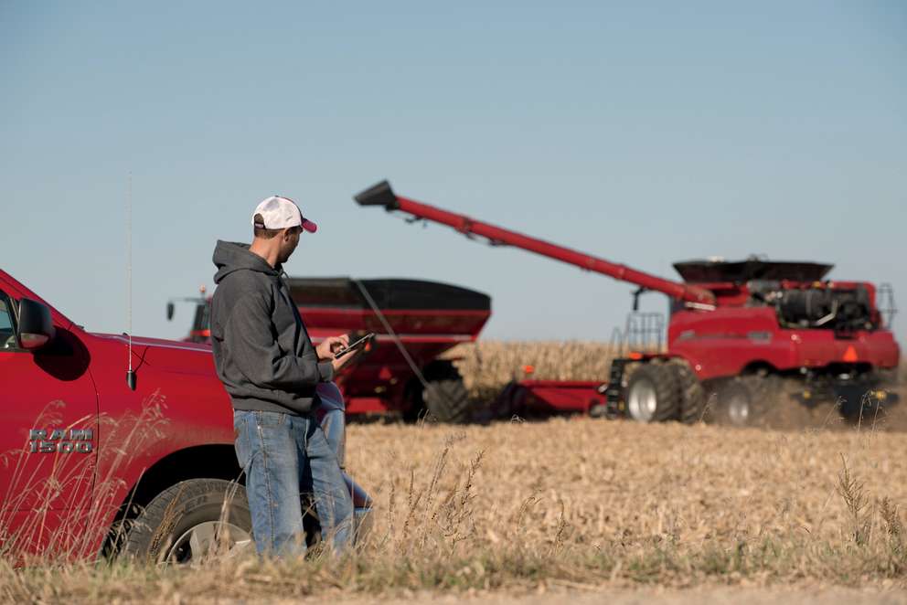 CNH-Capital_26_People_Photo_AG_Axial-Flow 9250 and AFS Connect Magnum 340_532666_insurance.jpg