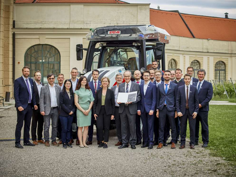 STEYR Traktoren_Austrian State Prize for Technology 2024_Credit_BMK_Reich.jpg