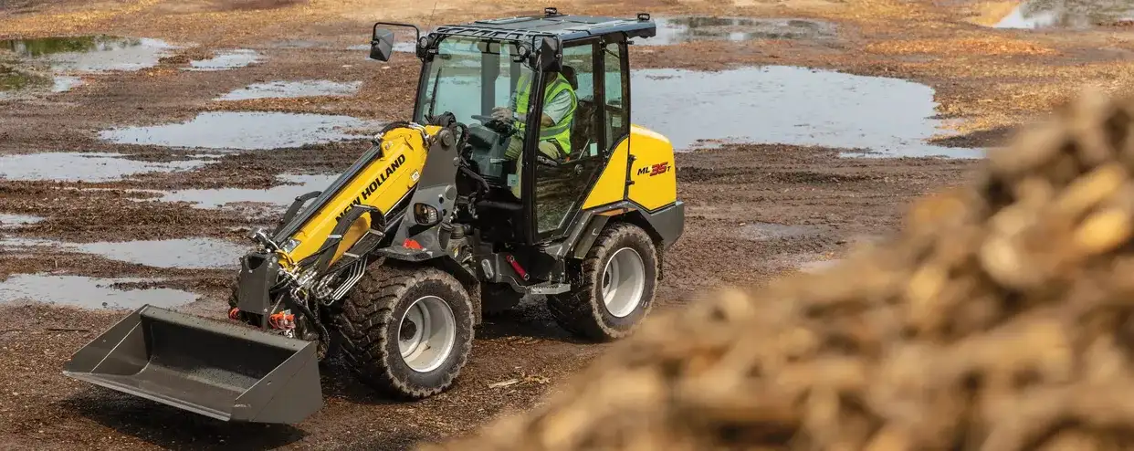 New Holland Small Articulated Loader ML35T