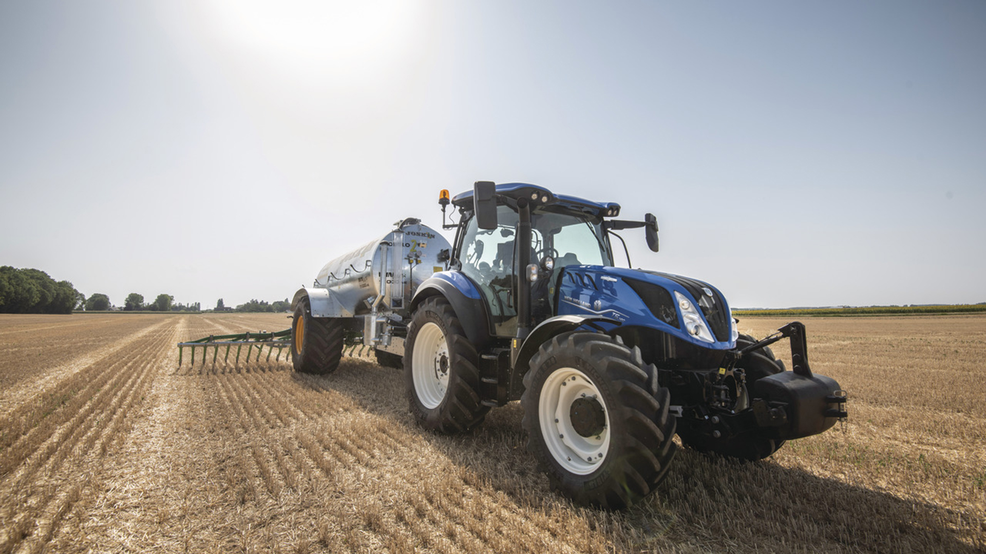 New Holland Leistungsstarker Traktor mit Zugmaschine und