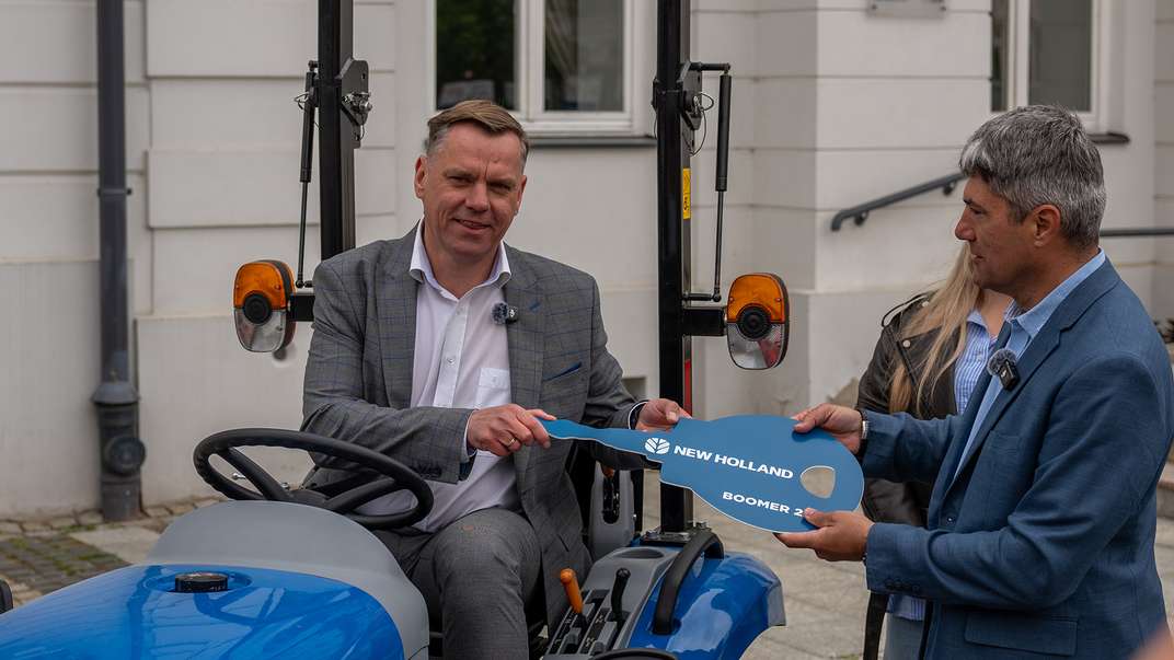 Nowy kompaktowy pomocnik w Płocku: Ciągnik New Holland Boomer 25 wspiera Zakład Aktywności Zawodowej