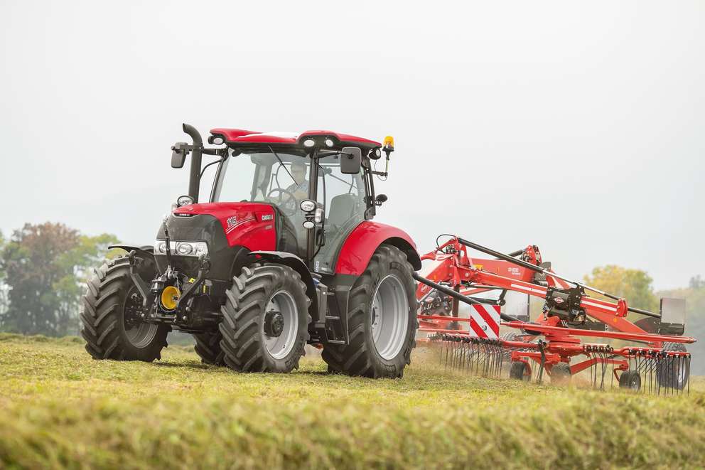 Case_IH_Maxxum_115_with_windrower