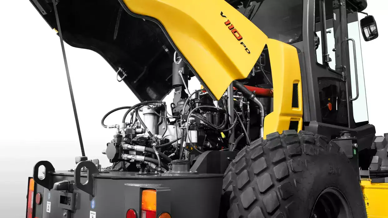 foto em estúdio, destacando o motor do rolo compactador New Holland Construction. 