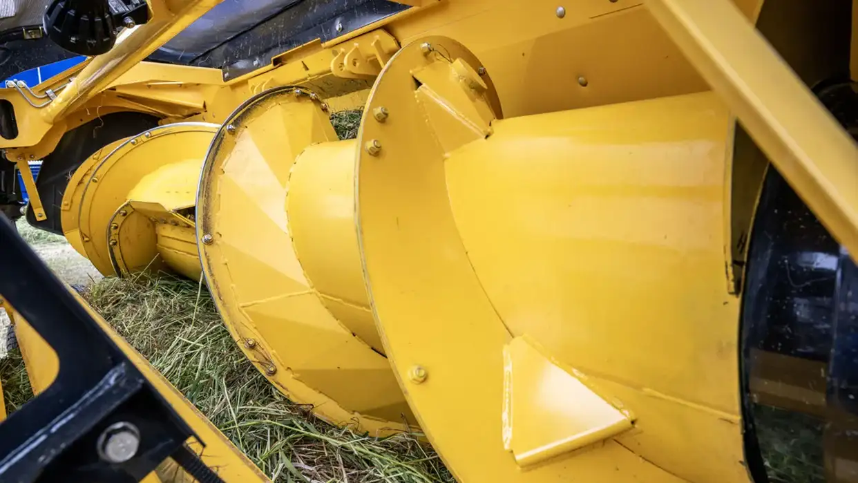 ULTRAFEED™ GRASS PICK-UP - A heavy duty auger